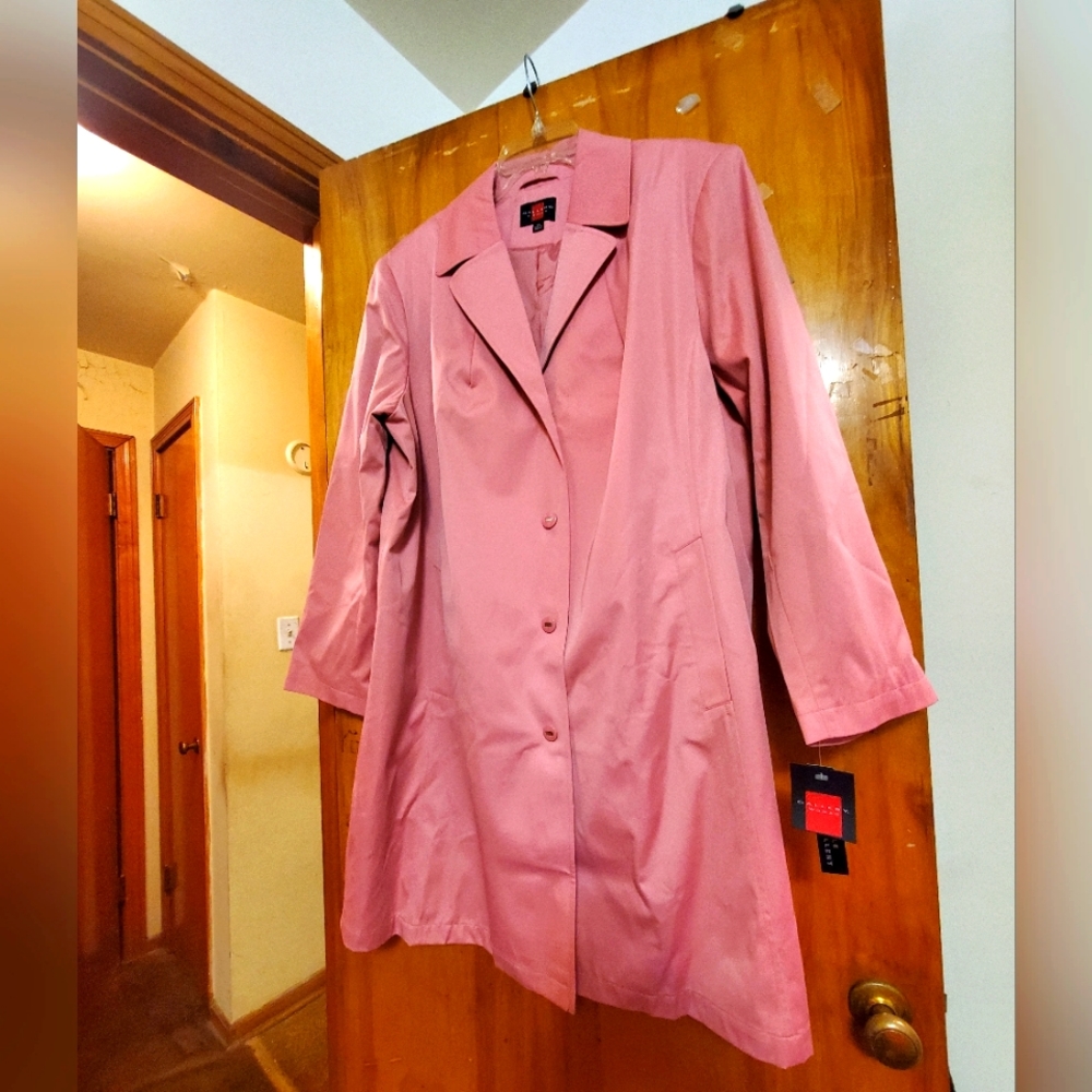Gallery Women's Size 1X Flamingo Pink Lined Raincoat with Snap Closure & Pockets